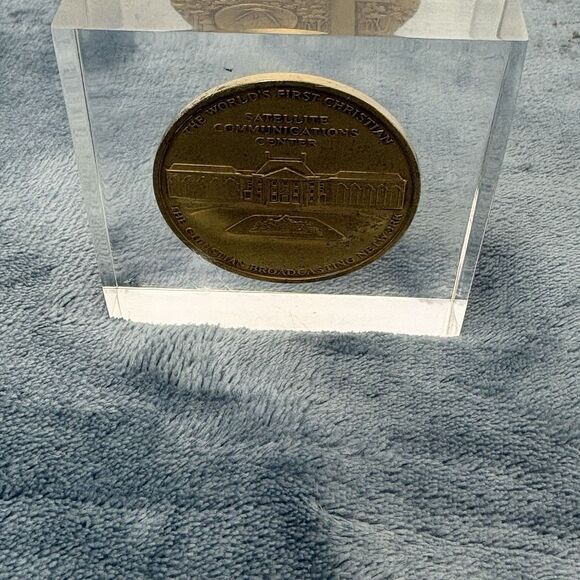 Vintage Christian Broadcasting Co Commemorative Coin in Acrylic Paperweight - Picture 4 of 8